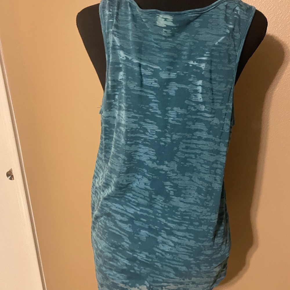 Double Sleeveless top with a sequins front design - Picture 2 of 6